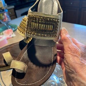 DONALD PLINER GOLD-BEADED SANDALS WITH BROWN FOOTBED! STUNNING 🤩 🌹👏 SIZE 9
